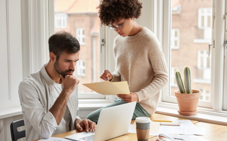 Combinar el trabajo en la oficina con el trabajo desde casa