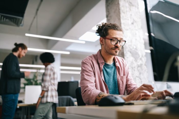 Cómo gestionar empleados de diferentes localizaciones